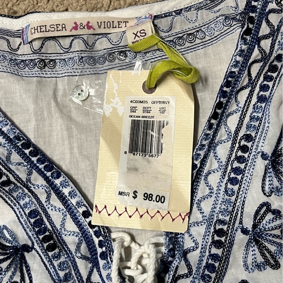 NWT, Chelsea and Violet Flower Top, size XS. - Picture 2 of 3